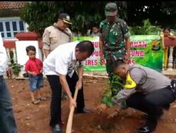 Mahasiswa KKN Unila Bersama  Bhabinkamtibmas dan Aparat Desa Tanam Pohon Buah