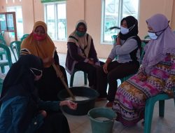 Tingkatkan Ekonomi Kreatif Desa, Mahasiswa KKN Adakan Sosialisasi dan Praktik Pembuatan Sabun Cuci Tangan
