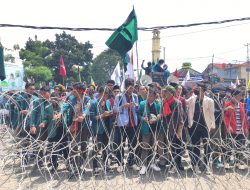 Hendak Masuk Gedung DPRD, Massa Aksi Dihadang Kawat Berduri