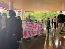 Aliansi Mahasiswa Unila Gelar Aksi Protes Korupsi di Rektorat