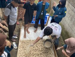 Mahasiswa KKN Unila Manfaatkan Limbah Tongkol Jagung Untuk Meningkatkan Penghasilan