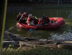 Gunakan Perahu Rafting dan Paddle, Mahepel Unila Bersihkan Embung Rusunawa