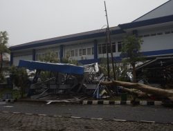 Tertimpa Pohon Tumbang, Belakang Gedung Dekanat FT Roboh