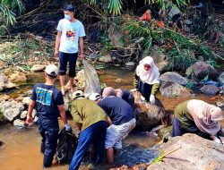 Minimnya Kesadaran Masyarakat, FOSSI FT Unila Bersihkan Sungai Tercemar Sampah