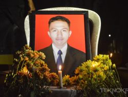 Galeri Foto Teknokra : Aksi Seribu Lilin dan Doa untuk Pratama