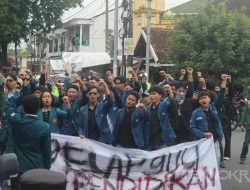 Galeri Foto Teknokra : Aksi Demonstrasi “Gelap Gulita Pendidikan Indonesia”