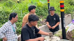 Tingkatkan Keselamatan Jalan, Mahasiswa KKN Unila Kelurahan Campang Jaya Pasang Kaca Cembung dan Reflektor Jalan 