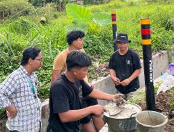 Tingkatkan Keselamatan Jalan, Mahasiswa KKN Unila Kelurahan Campang Jaya Pasang Kaca Cembung dan Reflektor Jalan 