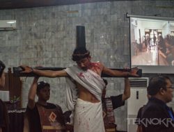Galeri Foto Teknokra: Drama Penyaliban Yesus Kristus di HKBP Kedaton