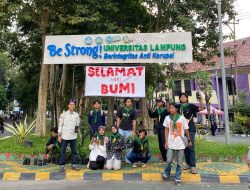 Peduli Hari Bumi, Mapala Unila Bagikan Bibit Pohon di Bundaran Kampus