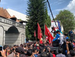 Dua komando Berbeda Dalam Satu Aksi Demonstrasi : Aksi Massa Didampingi Aksi Simbolik