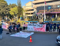 Suarakan Keresahan Mahasiswa, BEM Unila Langsungkan Aksi Simbolik di Depan Rektorat